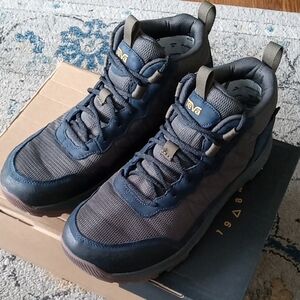 Teva Men's Hiking Boots-LIKE NEW